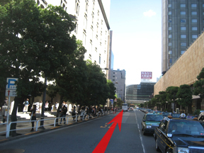 日比谷公園を背にして歩き、右に帝国ホテル、左に東京宝塚を見ながら進みます。
